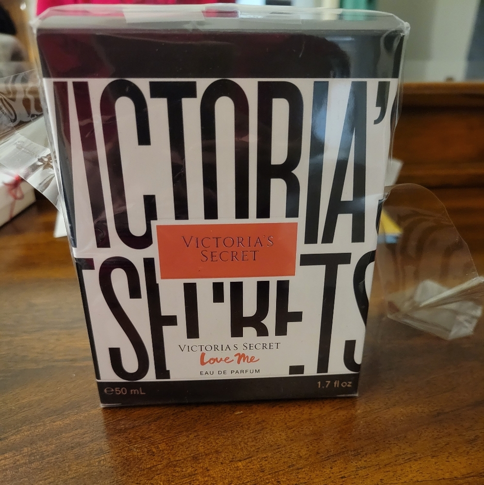 Victoria secret love me purfume